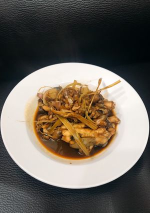 Hình của món Ếch kho sa tế.