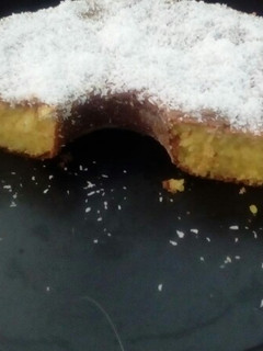 Una foto de Torta de naranja con dulce de leche y coco rallado