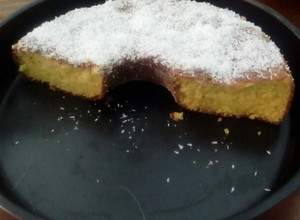 Una foto de Torta de naranja con dulce de leche y coco rallado