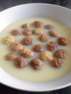Una foto de Sopa de albóndigas de atún