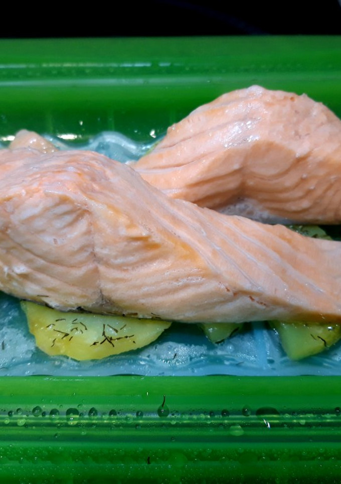 Una foto de Salmón con patatas y eneldo en Lékué