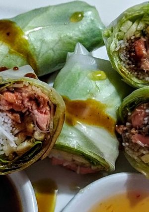 Una foto de ROLLOS de papel de arroz con salmón caramelizado