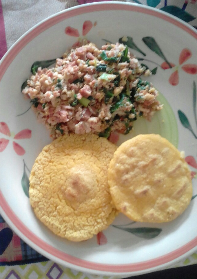 Una foto de Huevos revueltos con mortadela y espinacas