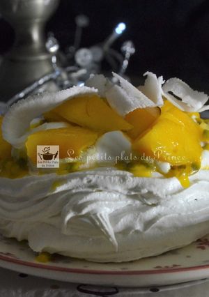 Une photo de Pavlova individuelle coco mangue passion