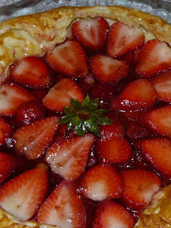 Una foto de Tarta de fresa hojaldrada