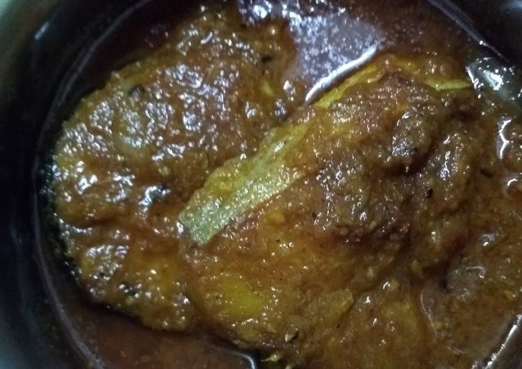 Fish curry (macher rosha)