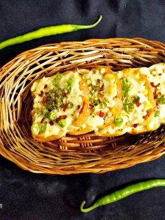 ચીજ ચીલી ગર્લિક બ્રેડ રેસીપી મુખ્ય ફોટો