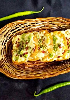 ચીજ ચીલી ગર્લિક બ્રેડ રેસીપી મુખ્ય ફોટો