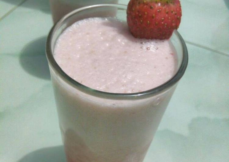 Resep Strawberry Yakult smoothie oleh Nellia Fadllan Cookpad
