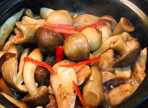 Hình của món Nấm mối đen kho tiêu.