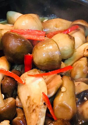 Hình của món Nấm mối đen kho tiêu.