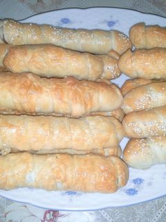 Kelt tésztába tekert sajtos, szezámos virsli recept fotója