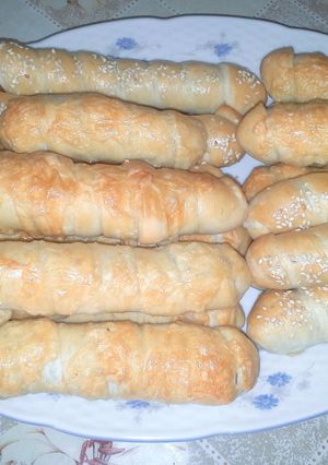 Kelt tésztába tekert sajtos, szezámos virsli recept fotója