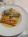 Salmón al grill, Risotto con camarones a la Parmesano