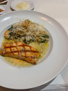 Una foto de Salmón al grill, Risotto con camarones a la Parmesano