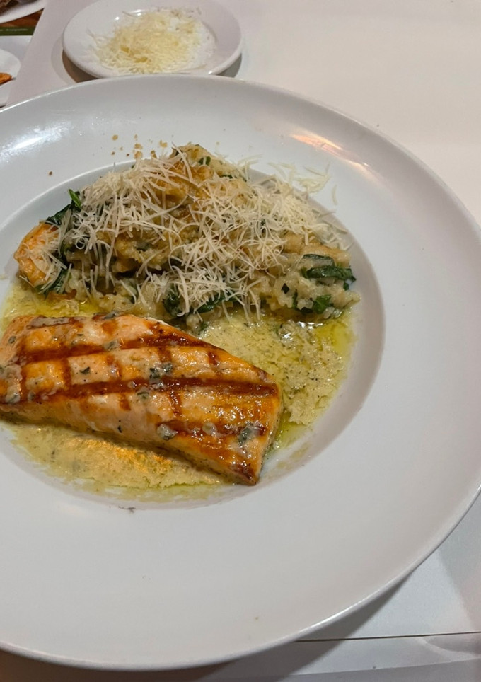 Una foto de Salmón al grill, Risotto con camarones a la Parmesano