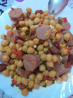 Una foto de Garbanzos con butifarra...