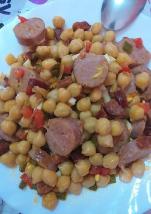 Una foto de Garbanzos con butifarra...