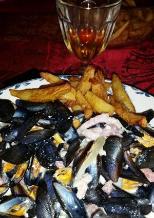 Une photo de Moules aux lardons et à la crème au Porto