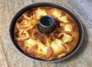 Una foto de Budín de choclo, tomate, queso y cebolla