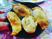 Una foto de empanada cuatro queso