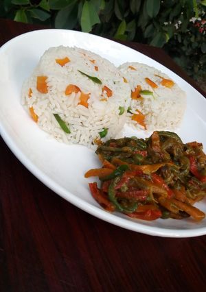 A picture of White rice with beef & veggies sauce.