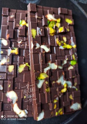 ड्रायफूट लोडेड चॉकलेट (dry fruit loaded chocolate recipe in marathi) रेसिपी चे मुख्य फोटो 