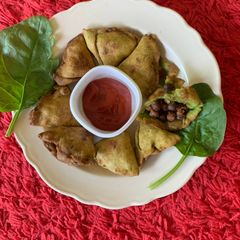 A picture of Mini Palak samosa stuffing with black chana.