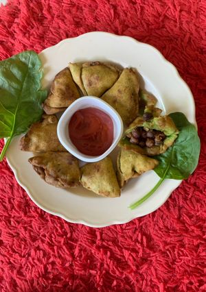 A picture of Mini Palak samosa stuffing with black chana.
