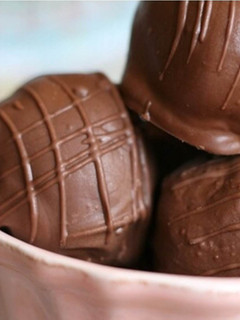 صورة لوصفة طريقة عمل كرات البسكويت بالشوكولاتة
