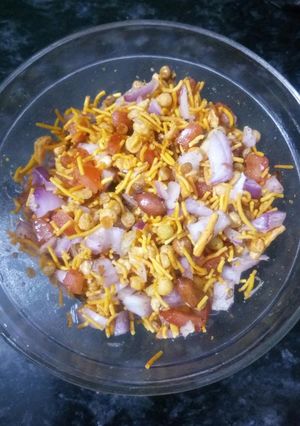 A picture of Namkeen mixture bhel.