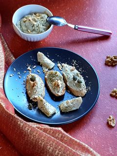 Foto di Crostini di farro con crema di carciofi e noci