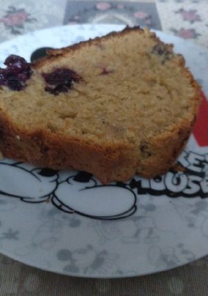 Una foto de Bizcocho de espelta con frutos rojos