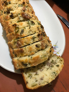 Una foto de Budín salado cebollita parmesano y nueces