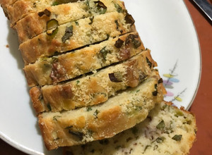 Una foto de Budín salado cebollita parmesano y nueces