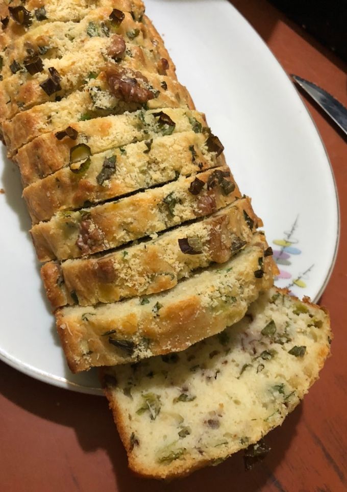 Una foto de Budín salado cebollita parmesano y nueces