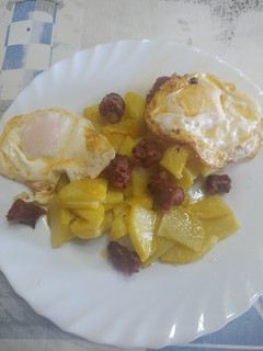 Una foto de Huevos rotos con chistorra