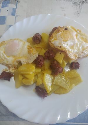 Una foto de Huevos rotos con chistorra