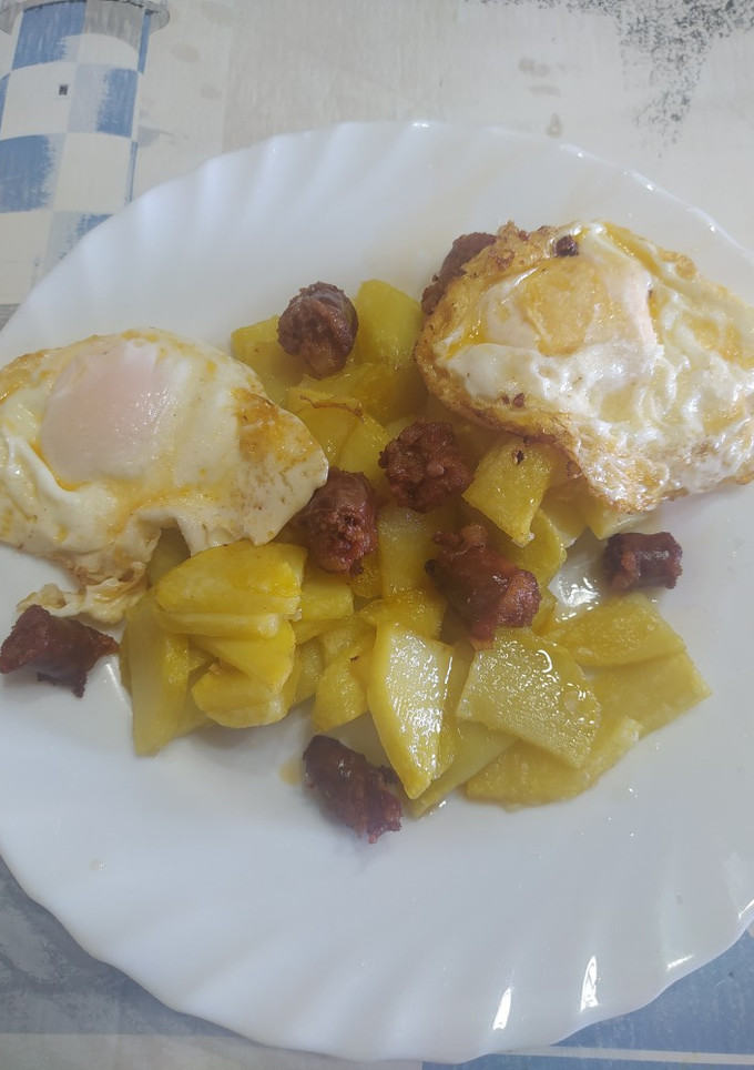 Una foto de Huevos rotos con chistorra
