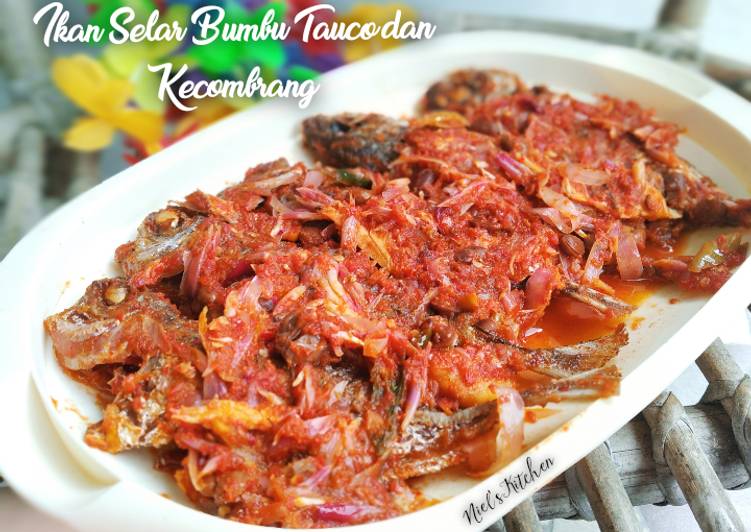 Ikan Selar Bumbu Tauco dan Kecombrang