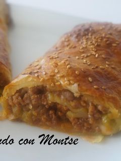Una foto de Hojaldre de carne y torta de queso de oveja