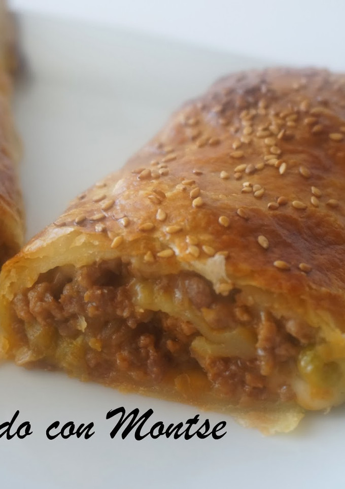 Una foto de Hojaldre de carne y torta de queso de oveja