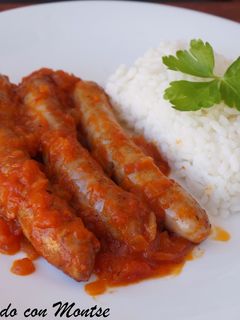 Una foto de Salchichas con salsa de tomate