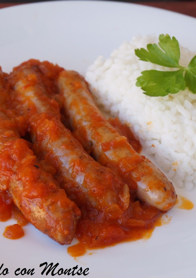 Una foto de Salchichas con salsa de tomate