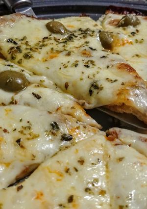 Una foto de PIZZA 🍕Simple con Masa Saborizada...!