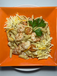 Una foto de Macarrones con gambones al ajillo y cherrys