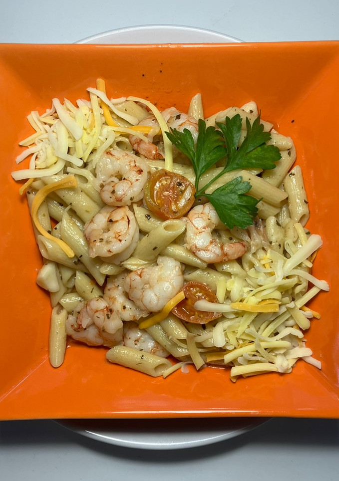 Una foto de Macarrones con gambones al ajillo y cherrys