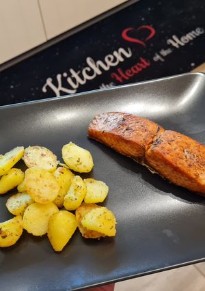 Lazac serpenyőben sült burgonyával recept fotója