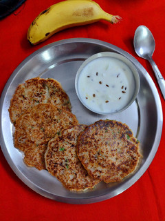 राजगिरा और साबूदाना आलू थालीपीठ (Rajgira and Sabudana Aloo Thalipeeth Recipe in Hindi) रेसिपी मुख्य फोटो