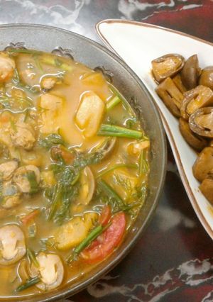 Hình của món Canh chua hến biển với nấm rơm kho chay.